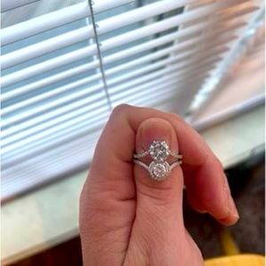 Ladies ring
Diamond cubic zirconia 
Rhodium plating
Size 8